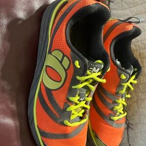 Men’s size 9 Pearl Izumi Orange and Lime Trail Shoes